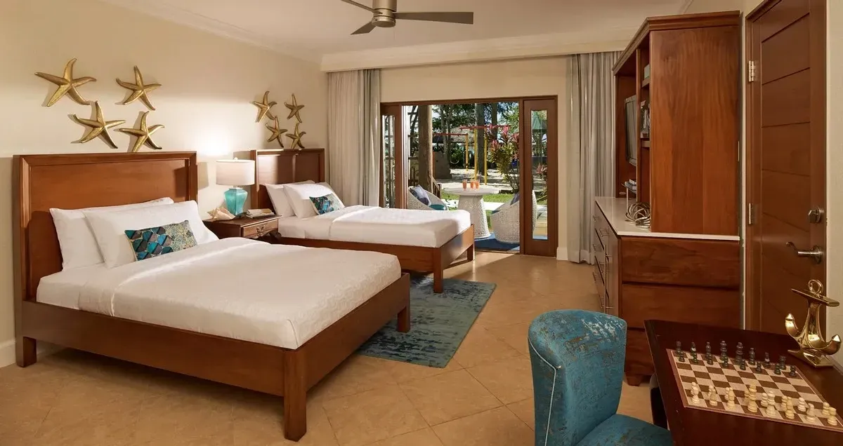 Suite with two single beds and a garden view