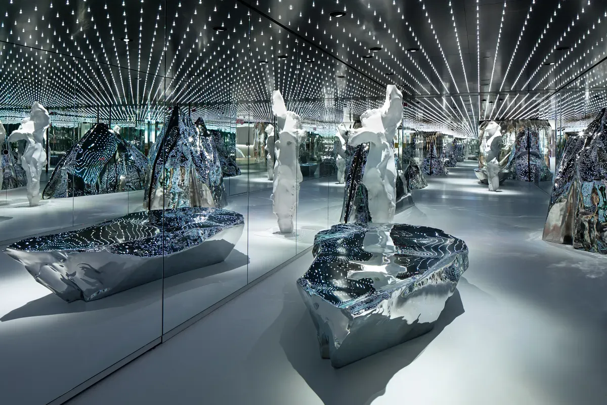 Art gallery with mirror walls and a statue exhibition 