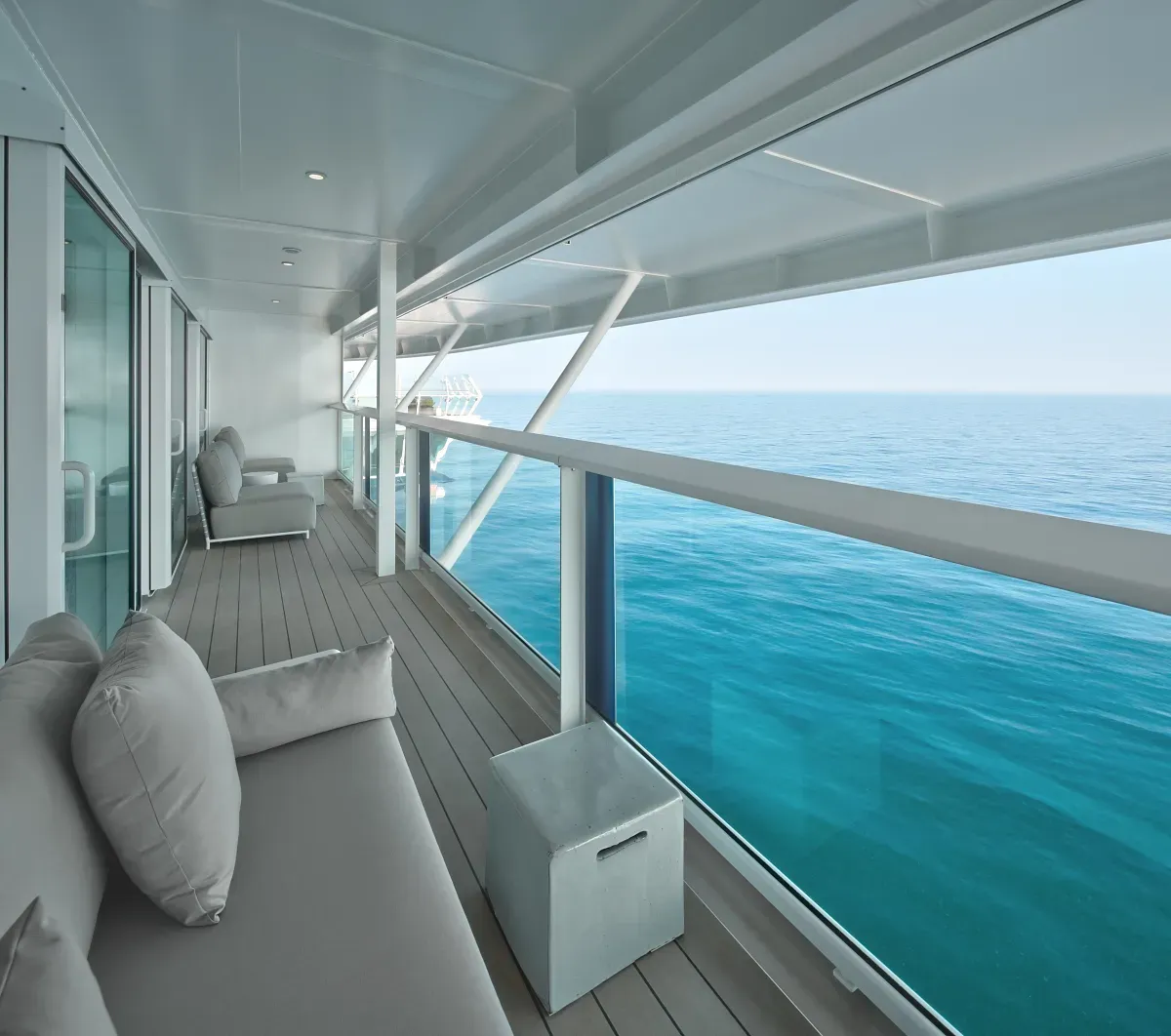 Suite balcony with views to the ocean