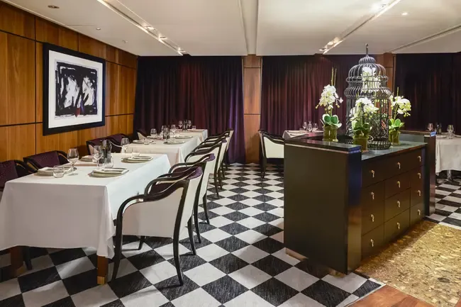 Restaurant with classic decoration 