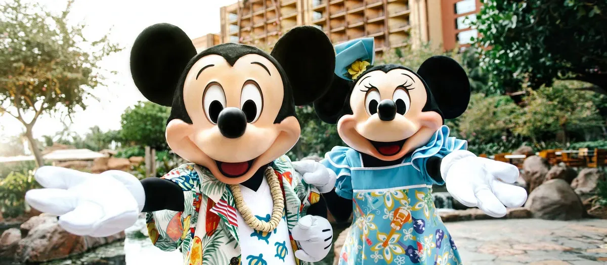 Minnie and Mickey mouse dressed as hawaiian tourists
