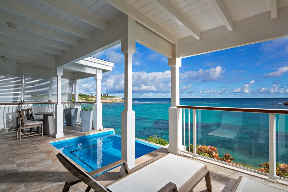 Balcony with sunbeds looking to the ocean