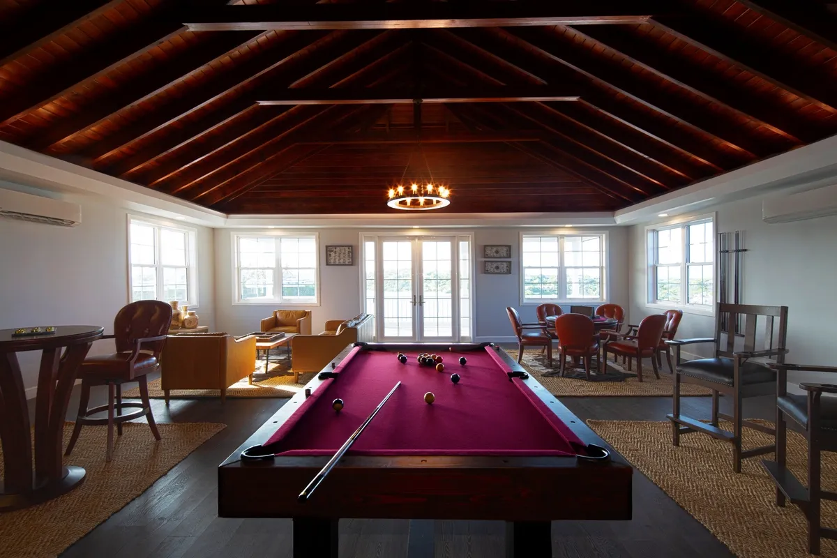 Lounge room with a billiard in the middle 